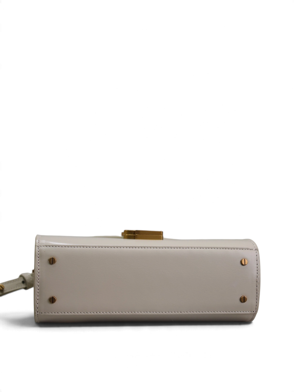 SWORD LUXURY Cassandra mini çanta, krem rengi pürüzsüz deri, altın tonlu detaylar ve alt taban çivileri ile.