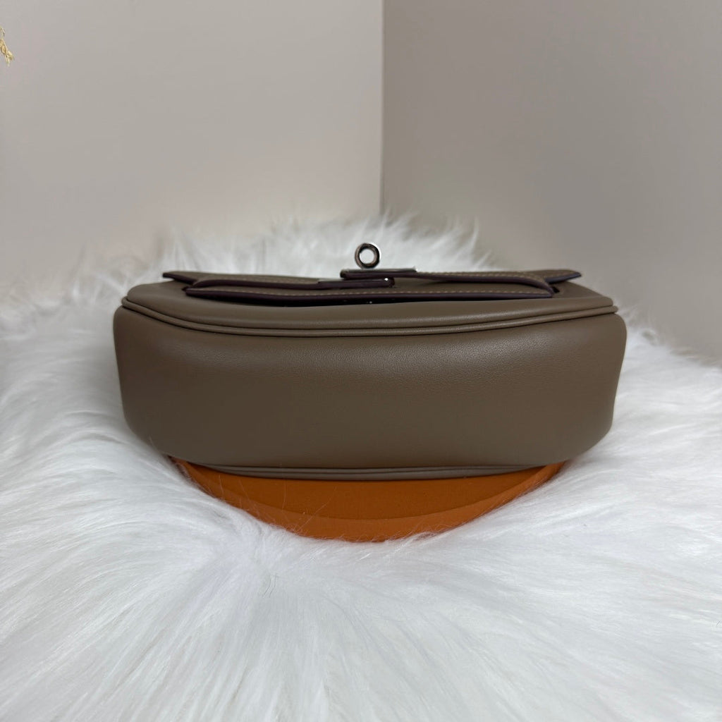 Kelly Move Moon Bag – Swift Leather, Silver hardware