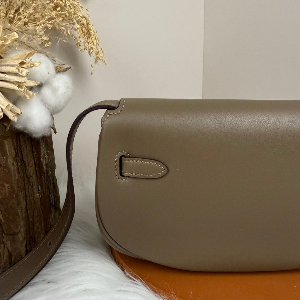 Kelly Move Moon Bag – Swift Leather, Gold hardware