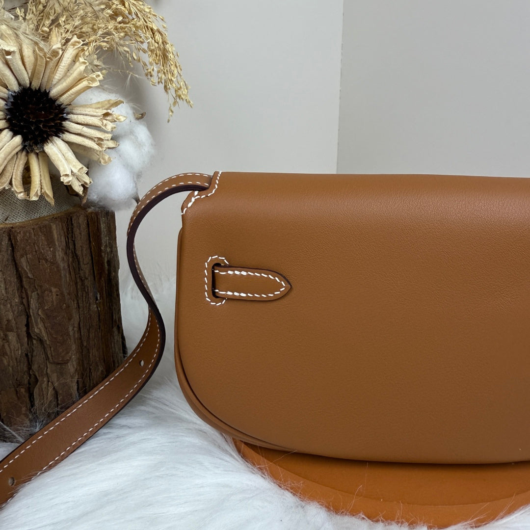 Kelly Move Moon Bag – Swift Leather, Gold hardware
