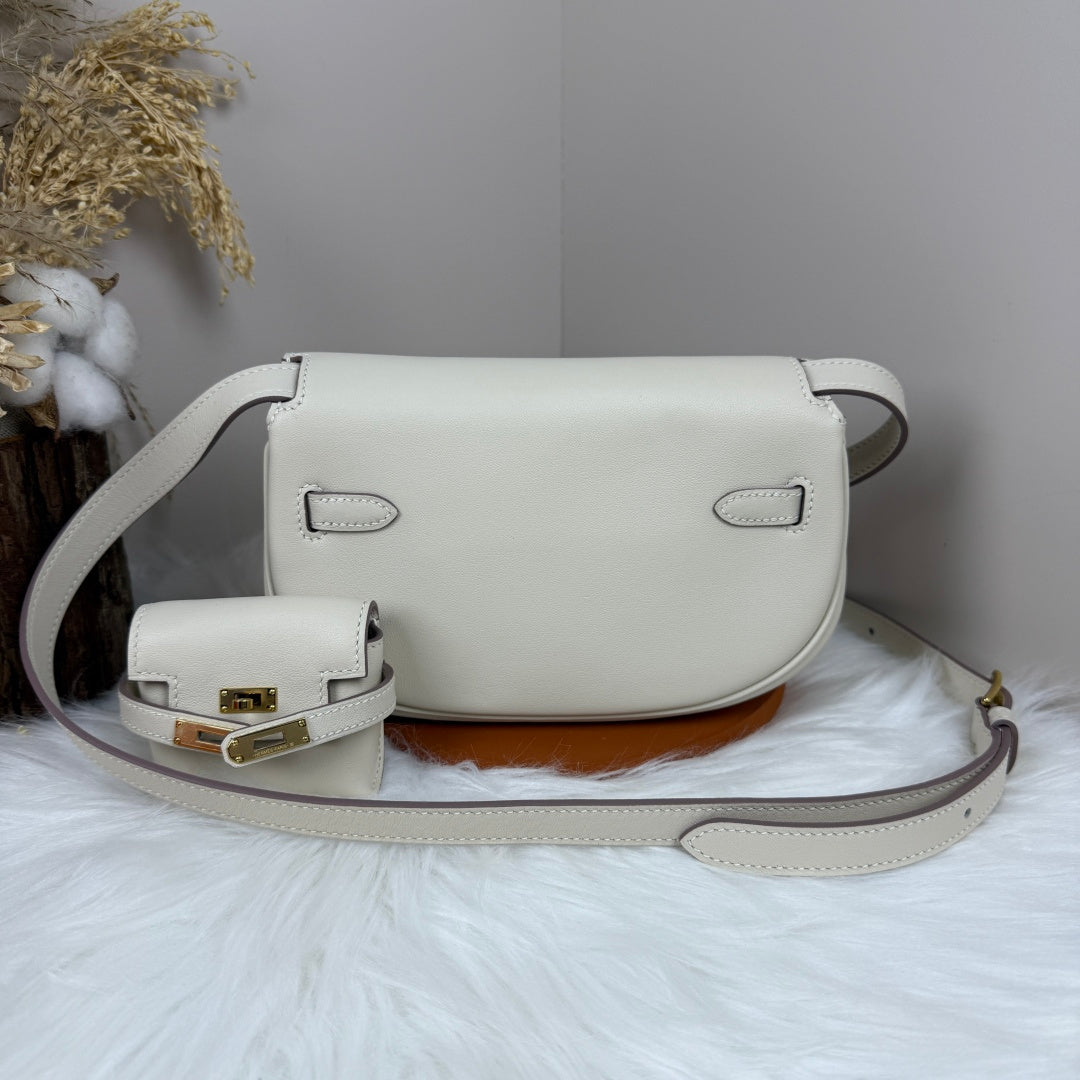 Kelly Move Moon Bag – Swift Leather, Gold hardware