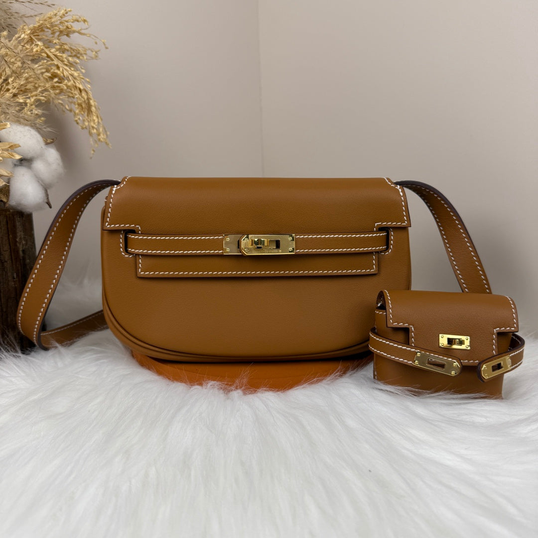 Kelly Move Moon Bag – Swift Leather, Gold hardware