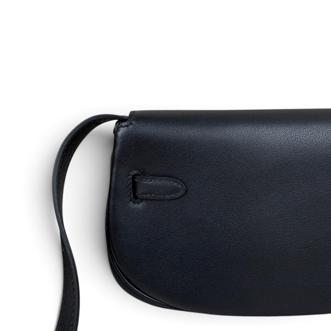 Kelly Moove Swift Leather Bag — Noir with Gold-Tone Hardware — product view 5