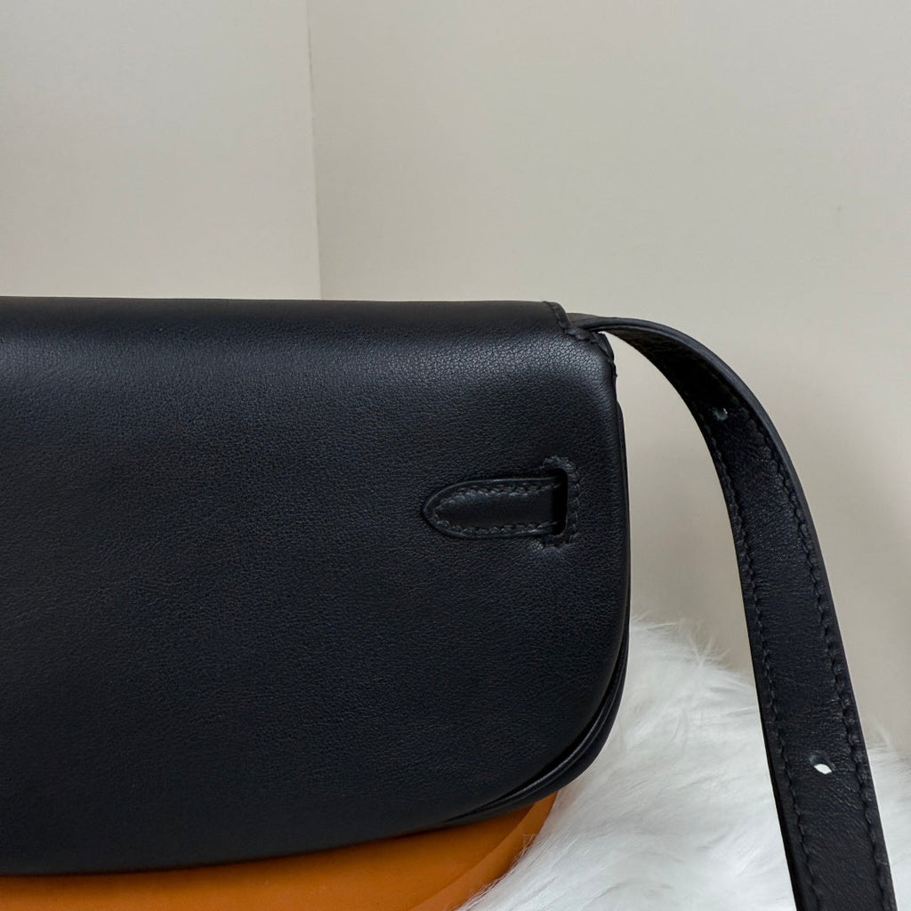 Kelly Move Moon Bag – Swift Leather, Silver hardware