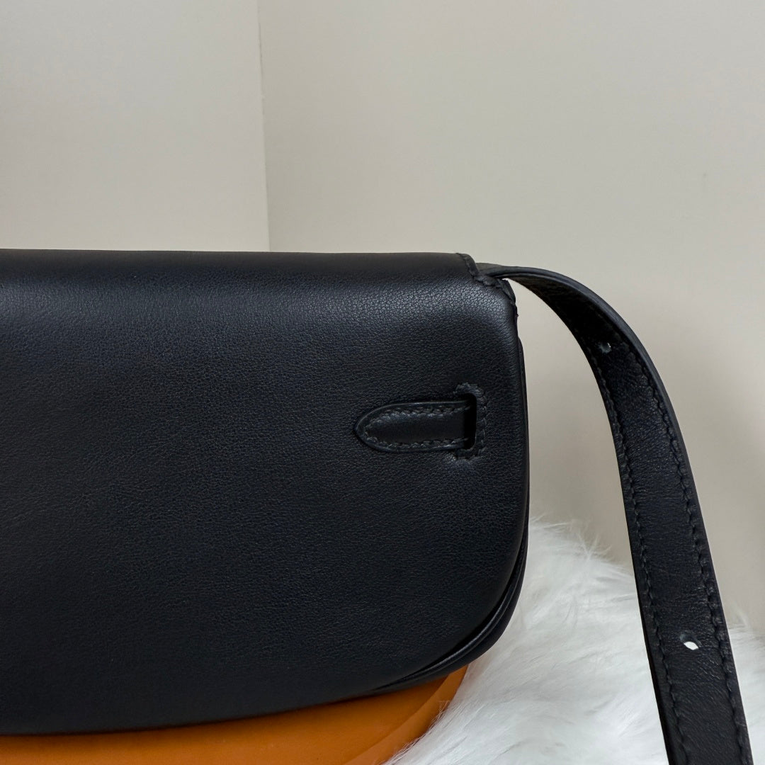 Kelly Move Moon Bag – Swift Leather, Silver hardware