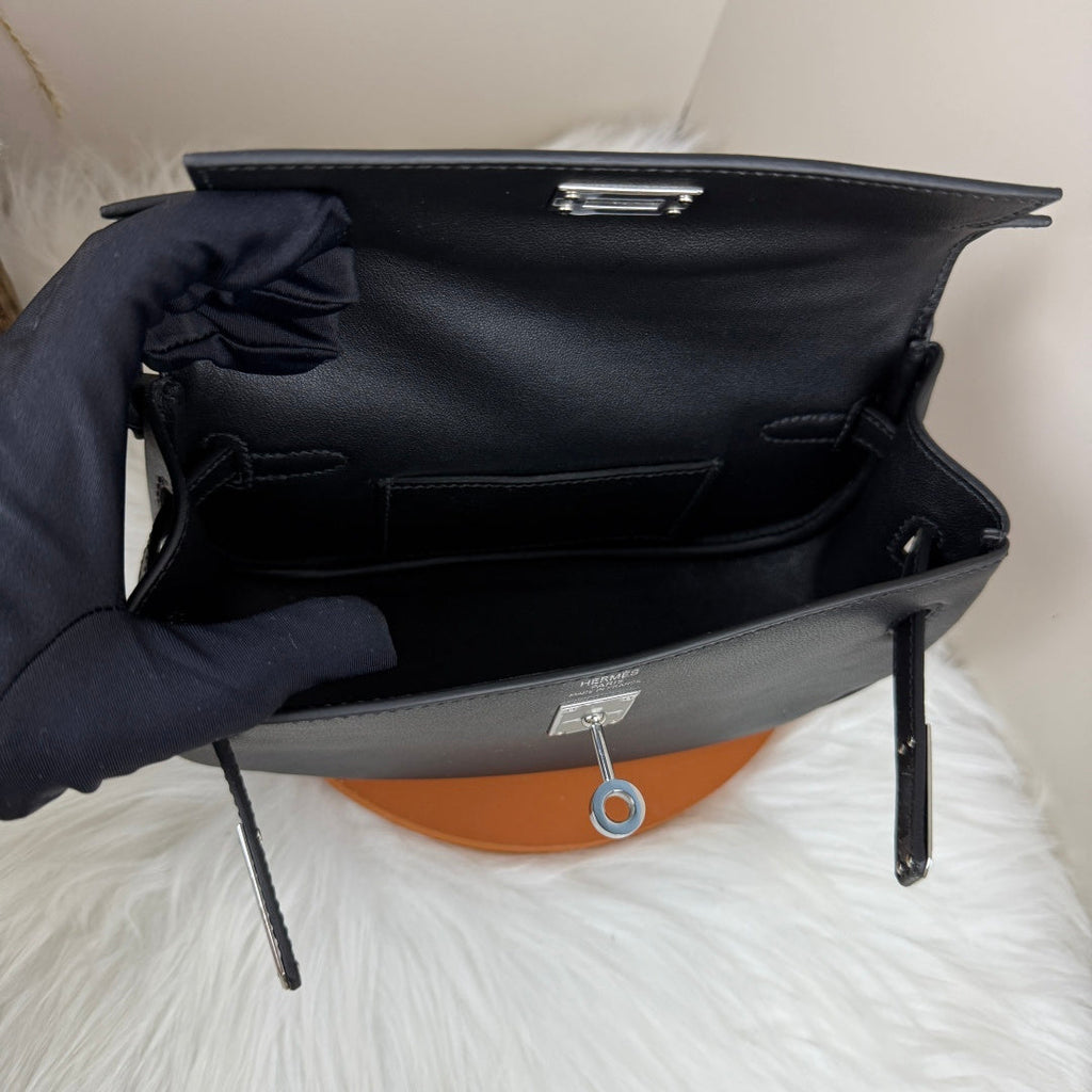 Kelly Move Moon Bag – Swift Leather, Silver hardware
