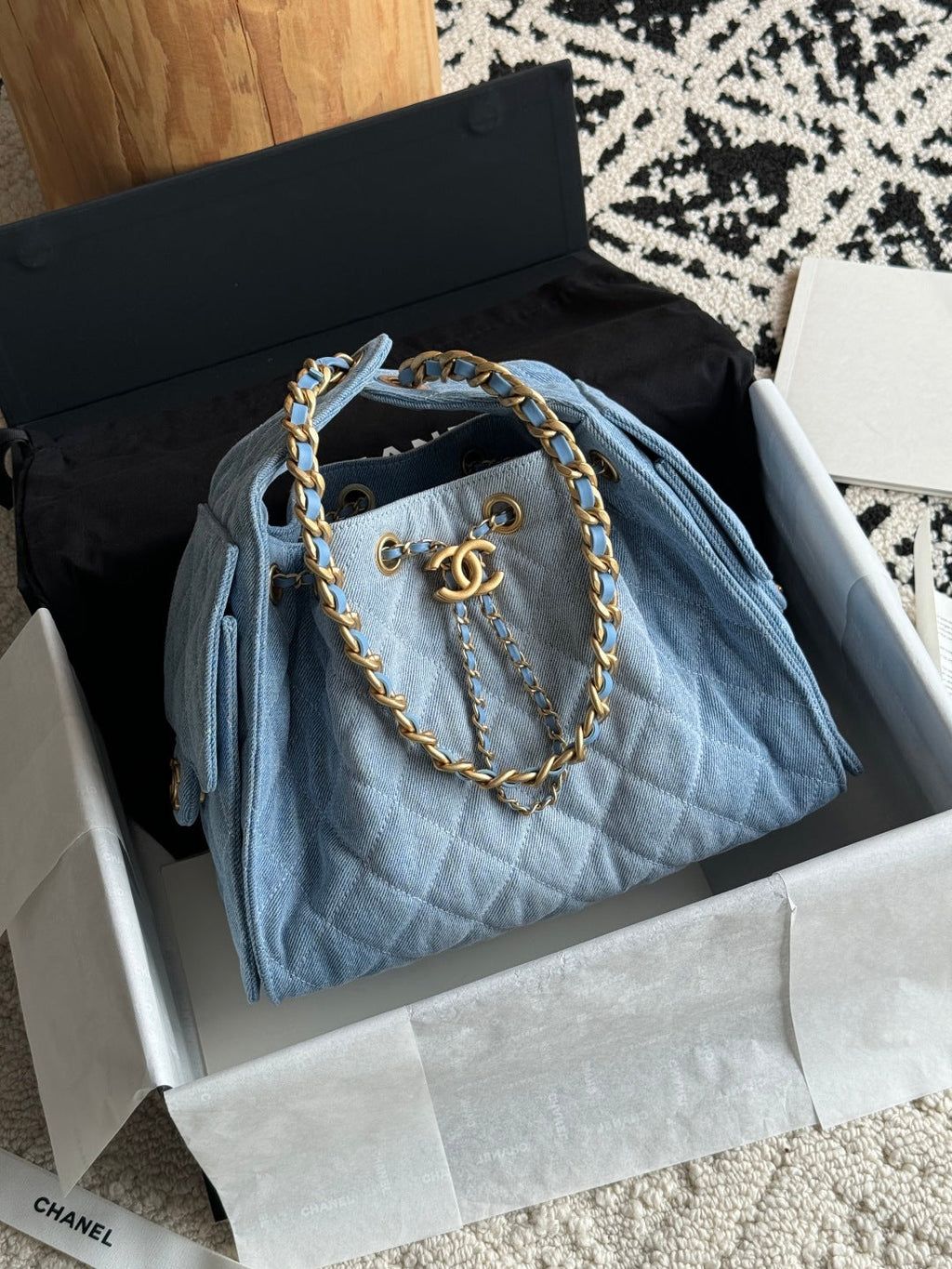 25 Medium Quilted Handbag