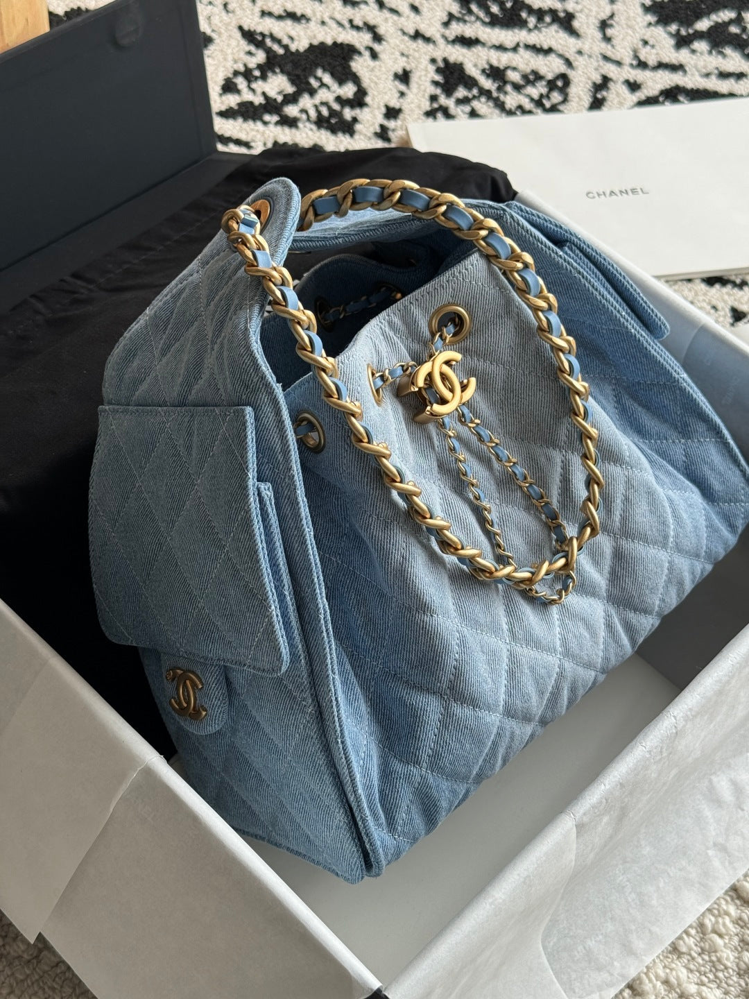25 Medium Quilted Handbag