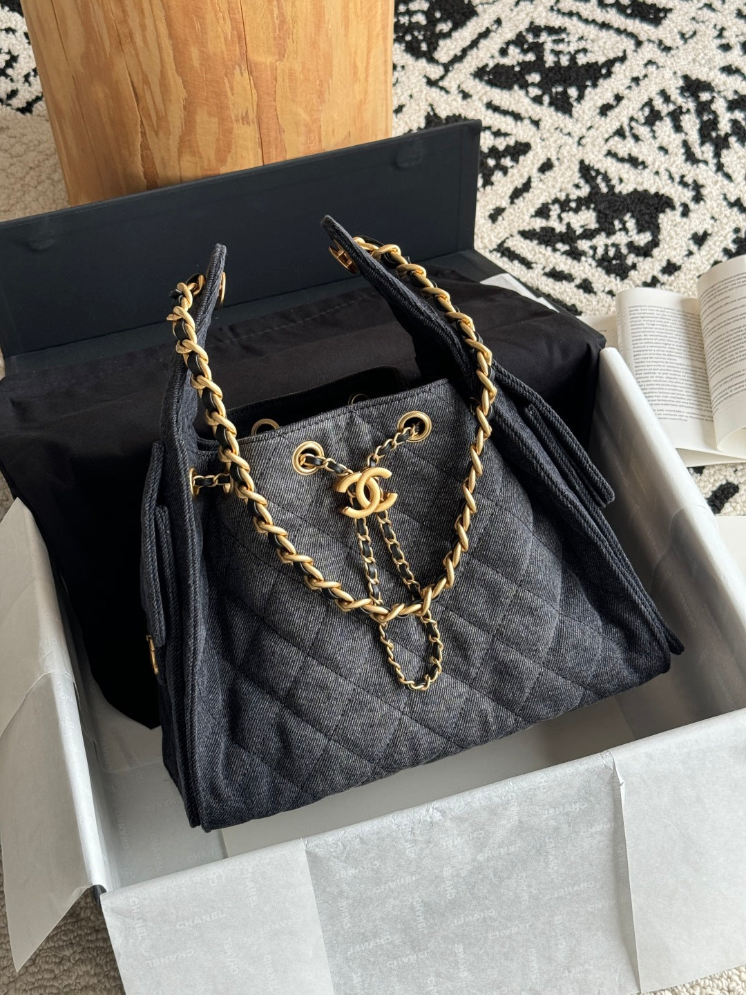 25 Medium Quilted Handbag