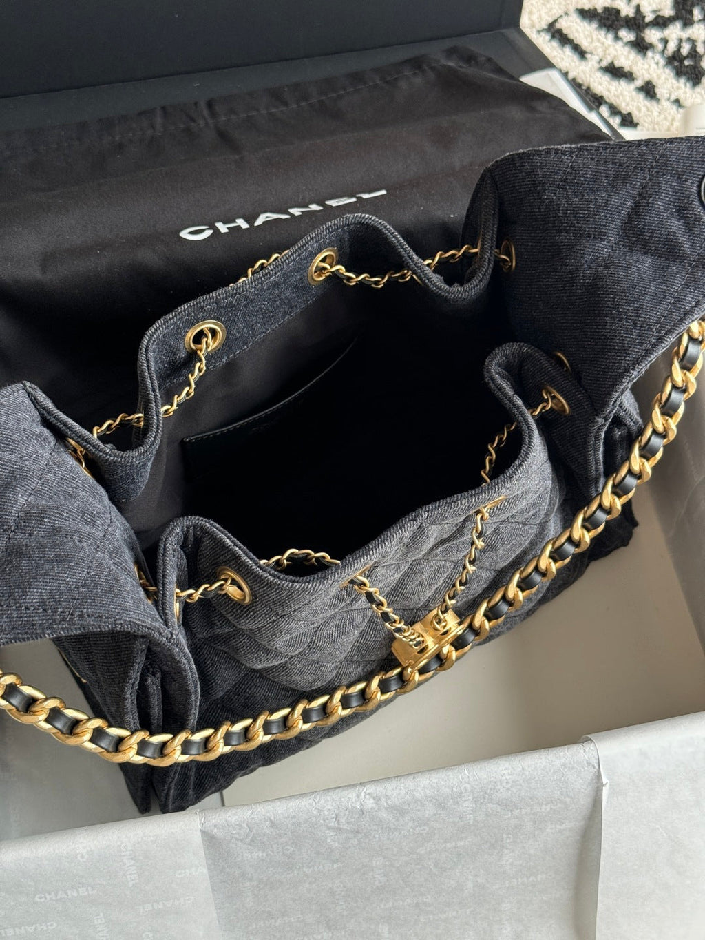 25 Medium Quilted Handbag