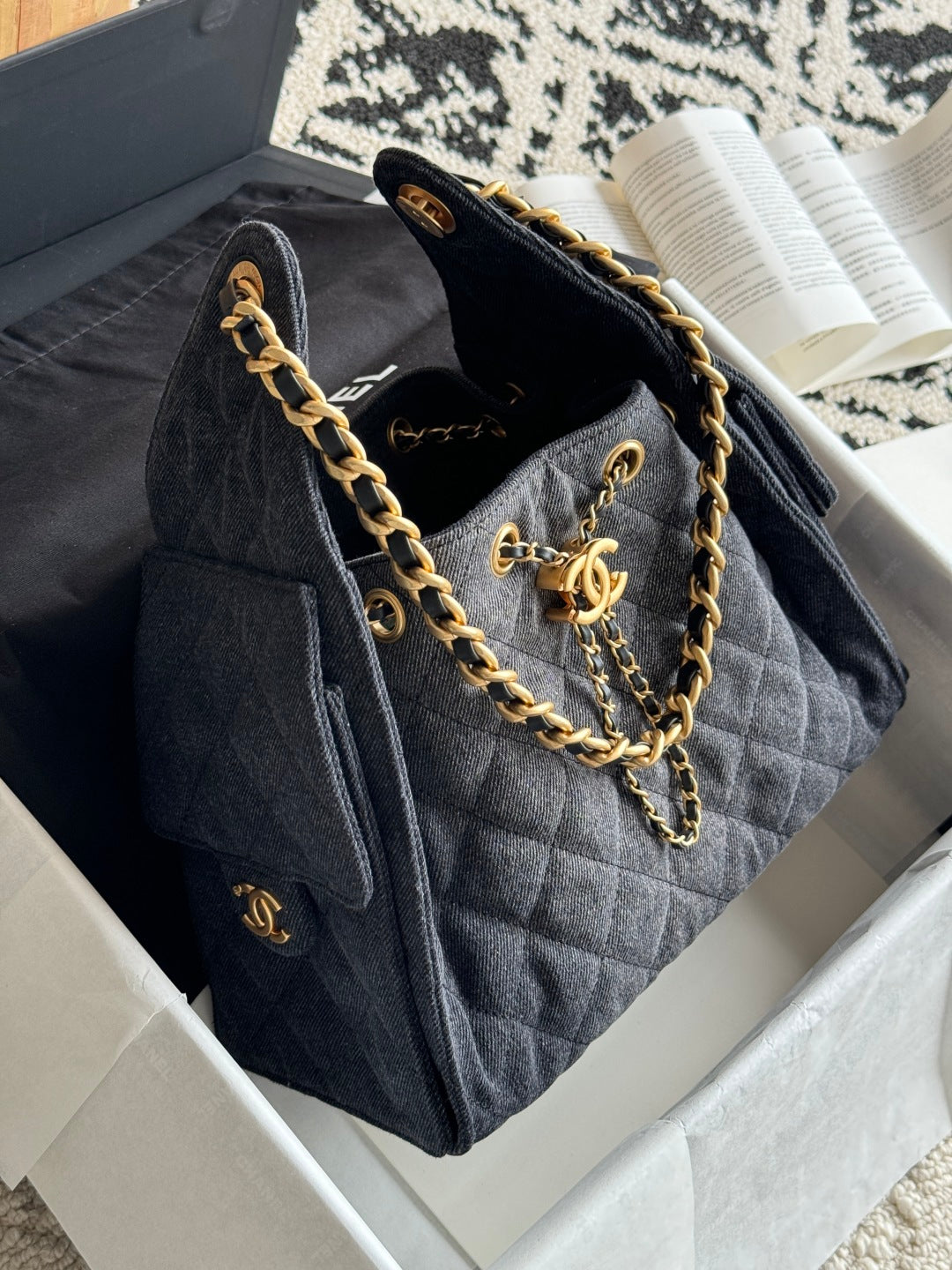 25 Medium Quilted Handbag