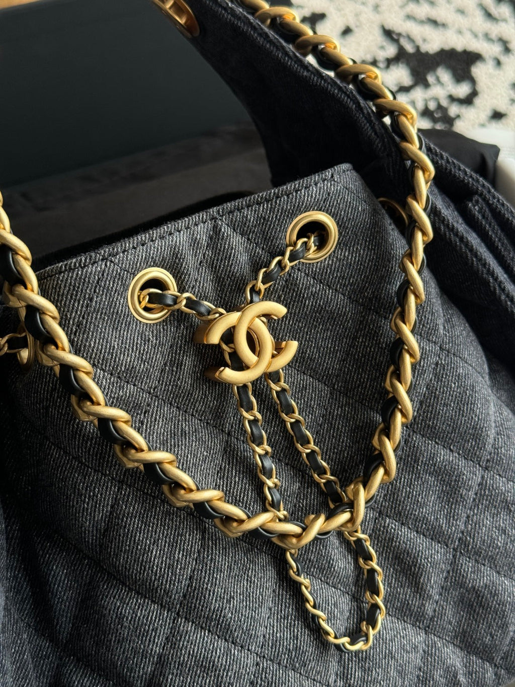 25 Medium Quilted Handbag
