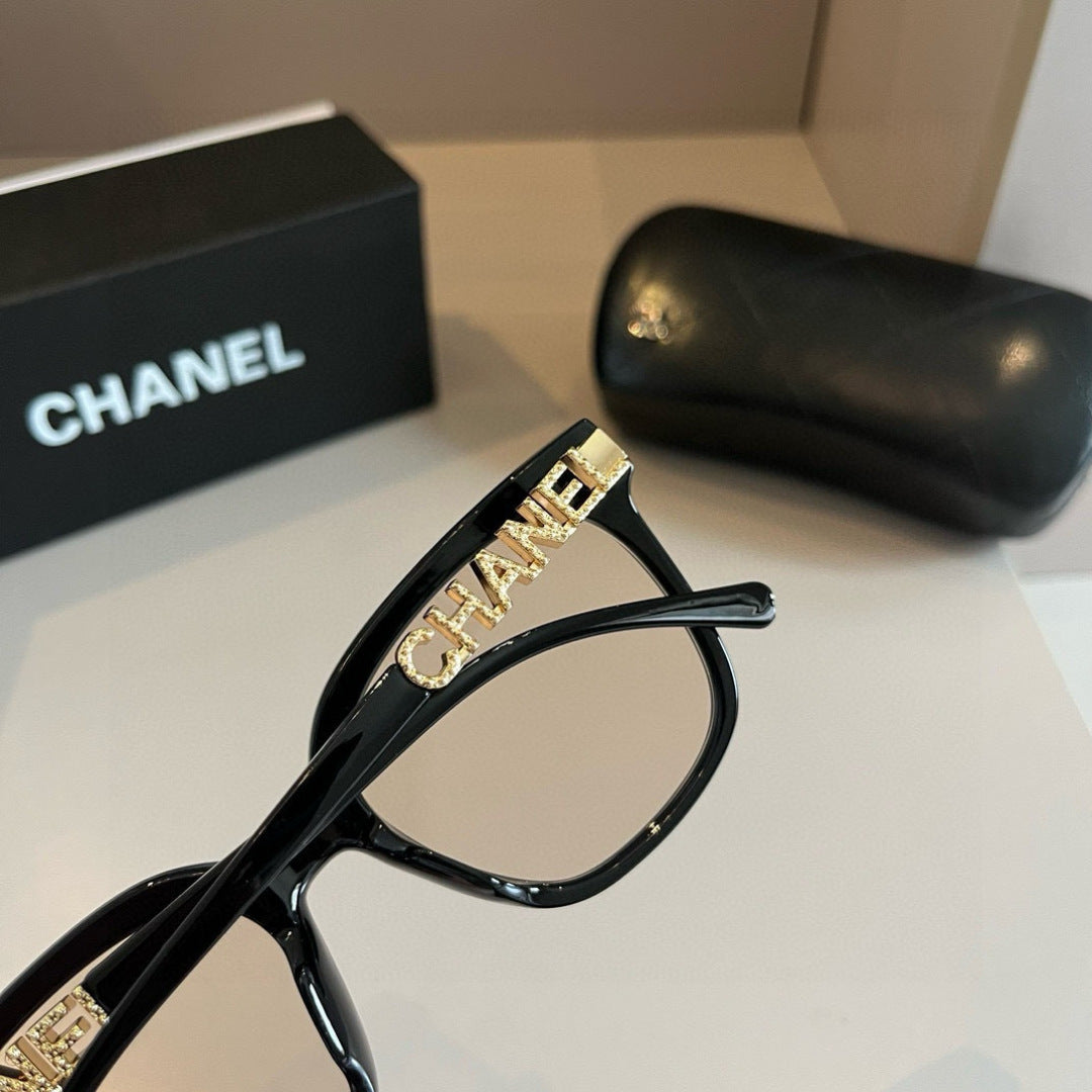 Letter-Temple Cat-Eye Sunglasses - Transparent Black - View 4