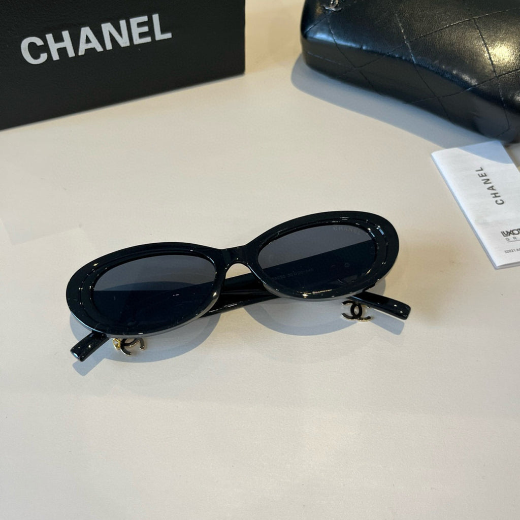 Oval Charm Sunglasses - Black - View 5