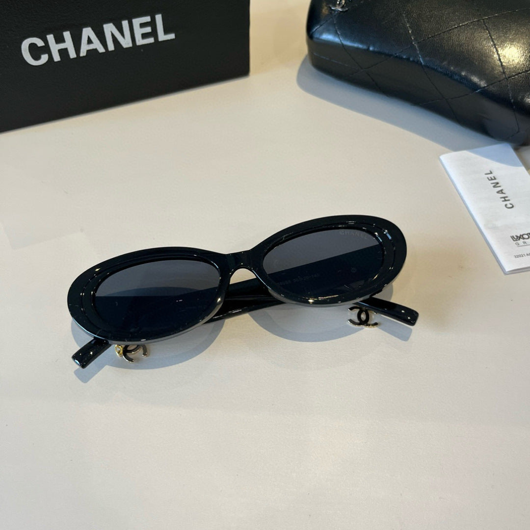 Oval Charm Sunglasses - Black - View 5