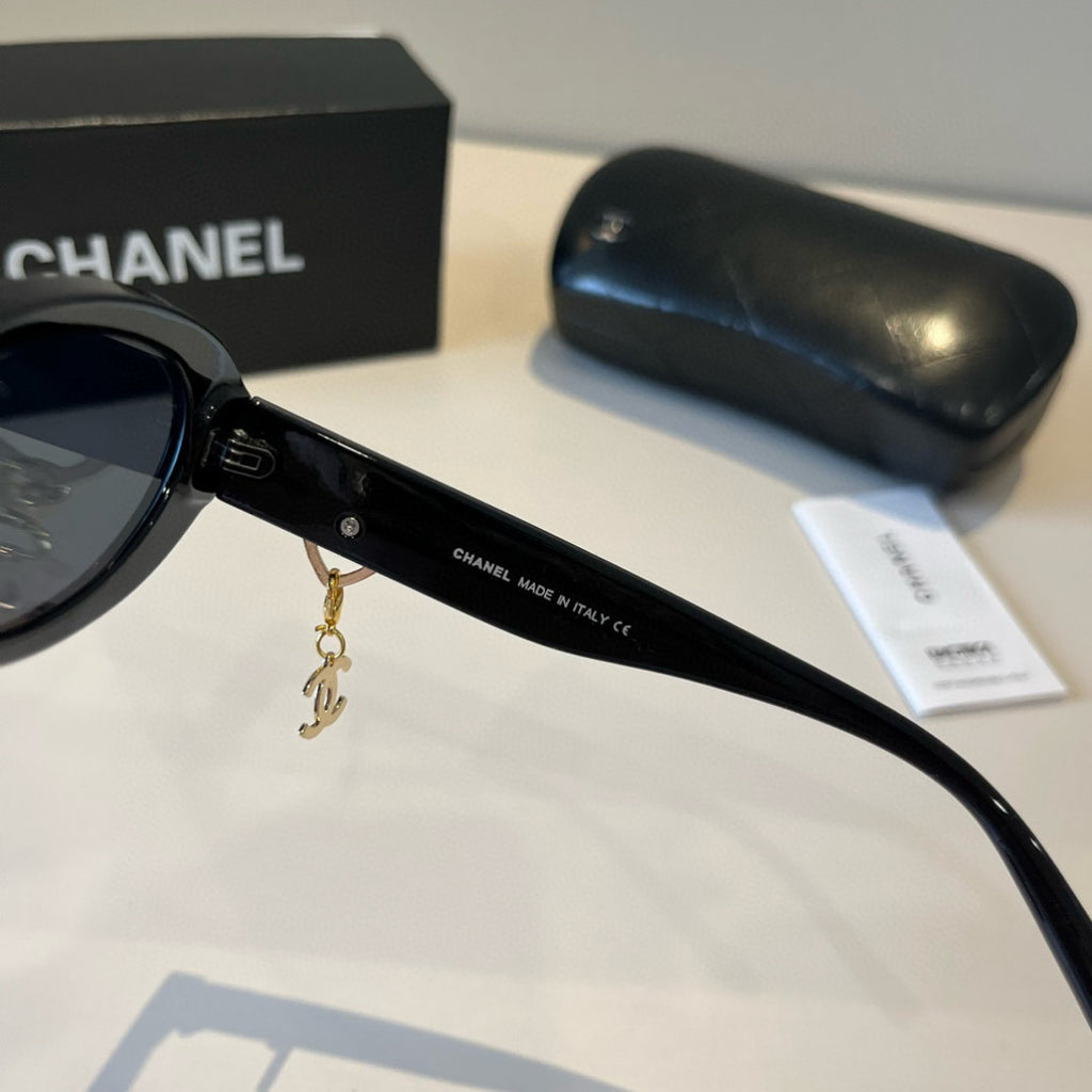 Oval Charm Sunglasses - Black - View 9