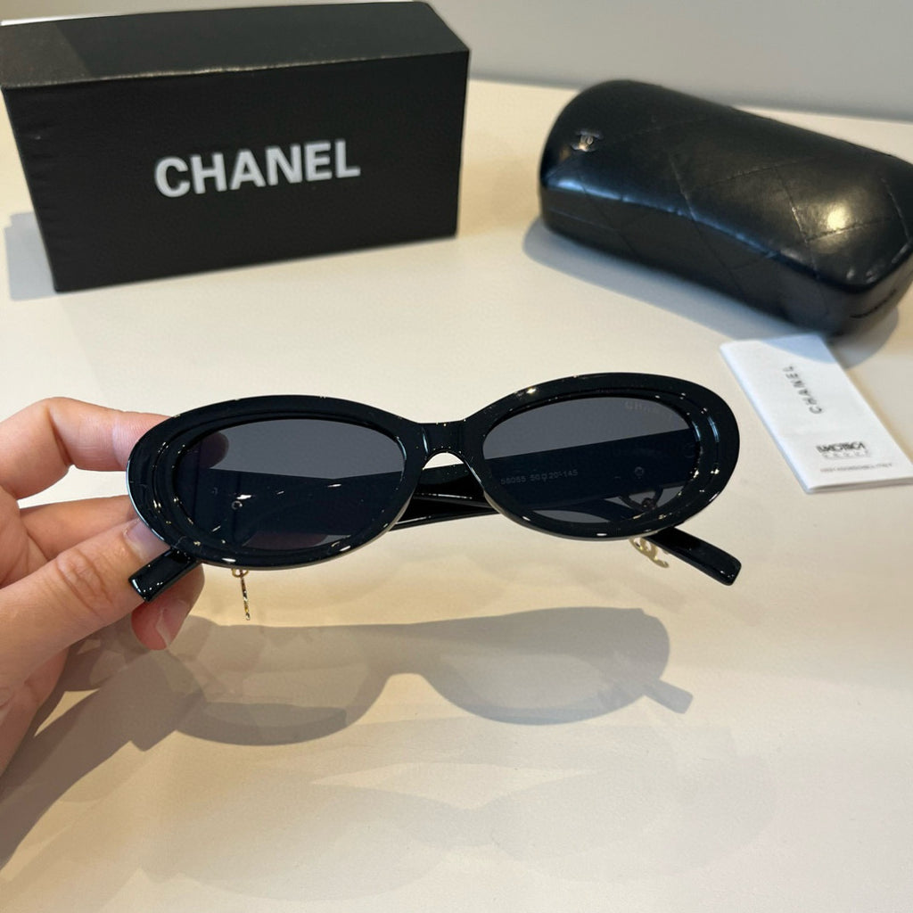 Oval Charm Sunglasses - Black - View 4