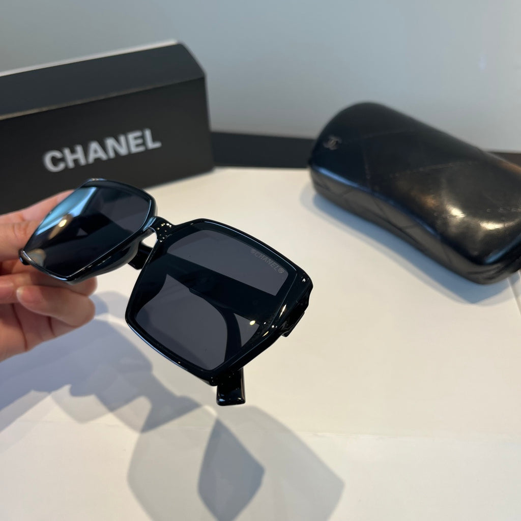 Oversized Gradient Square Sunglasses - Black - View 9