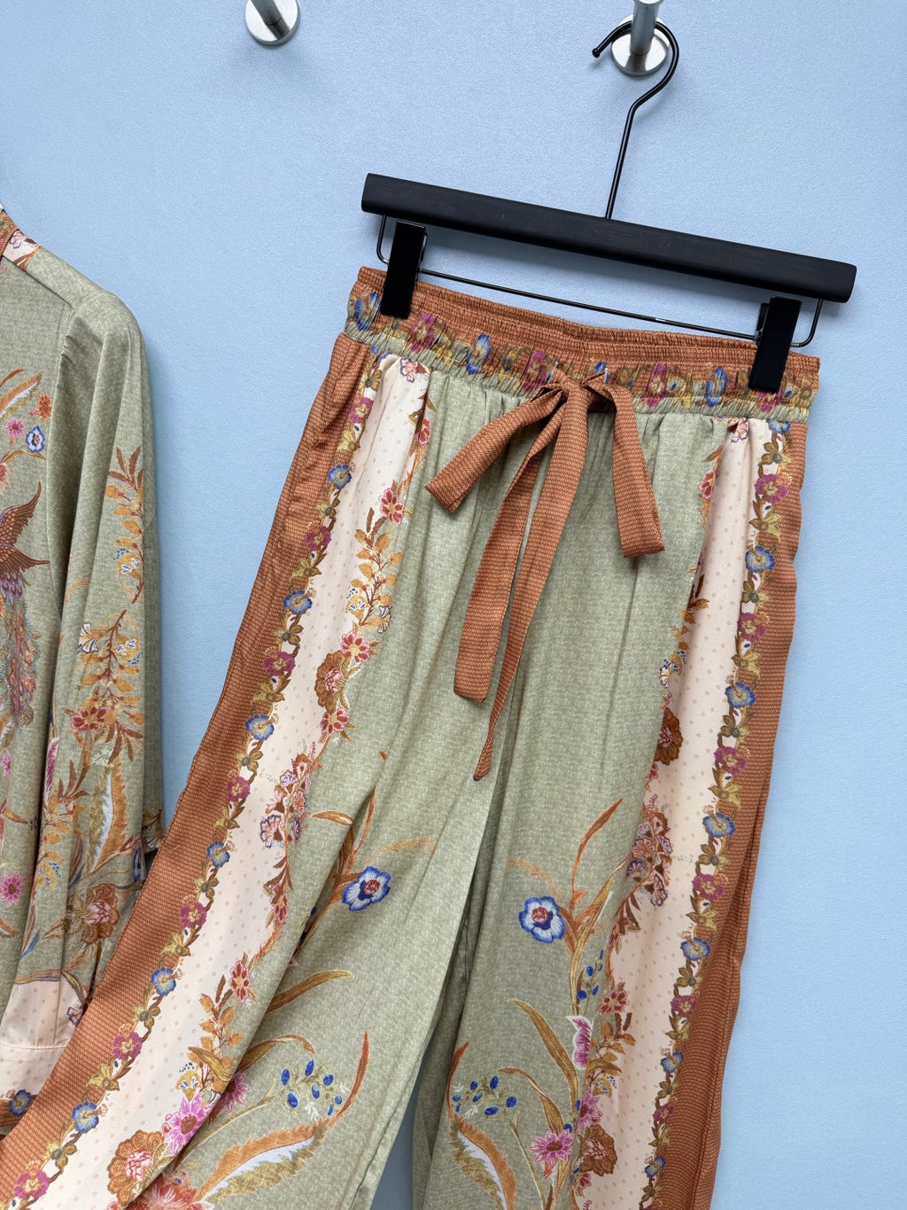 Satin-Finish Bird Print Shirt And Trousers Set - Sage Green - View 6