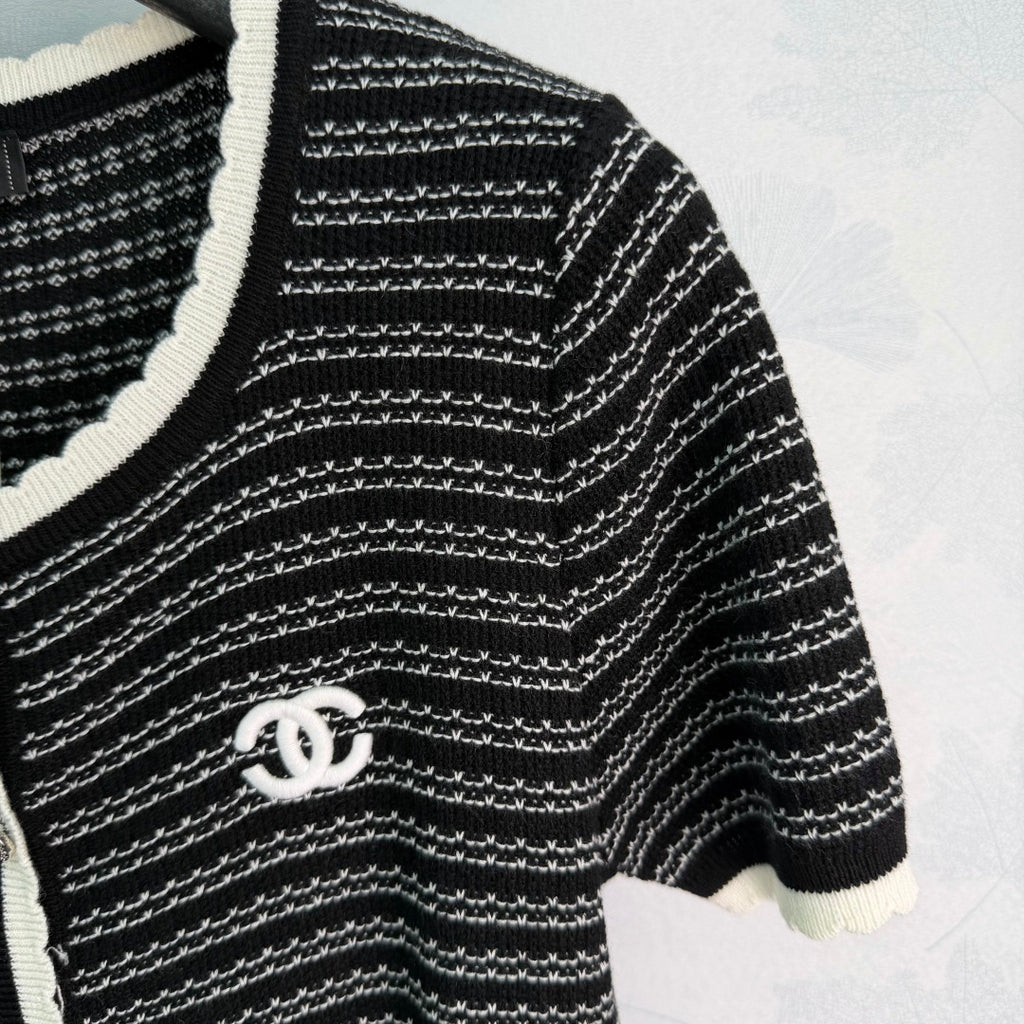 Contrast-Trim Knit Cardigan - View 3