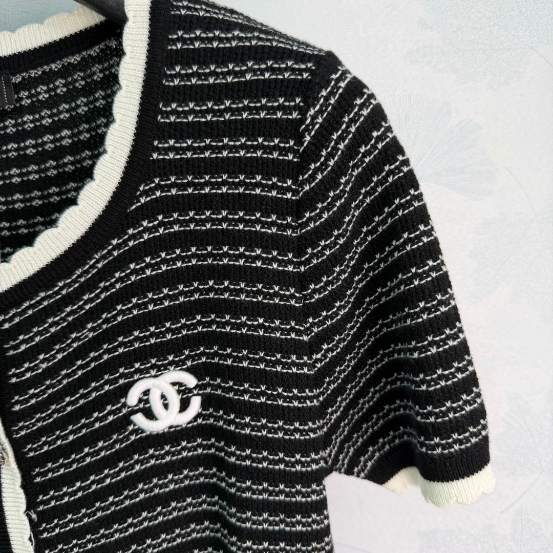 Contrast-Trim Knit Cardigan - View 3