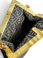 SWORD LUXURY Fendi First orta boy çanta, altın rengi metal çerçeveli ve ikonik monogram desenli iç astarlı.