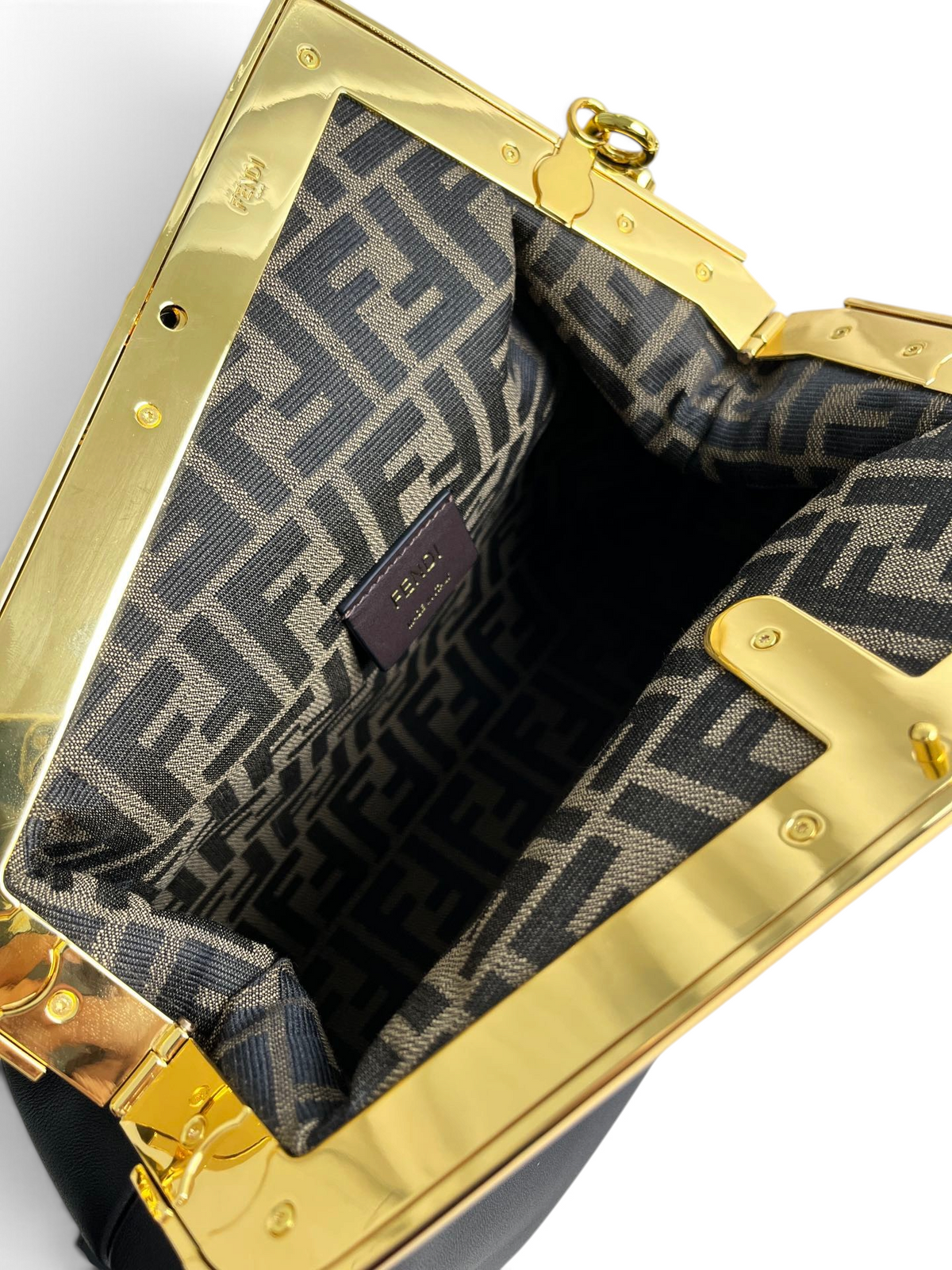 SWORD LUXURY Fendi First orta boy çanta, altın rengi metal çerçeveli ve ikonik monogram desenli iç astarlı.