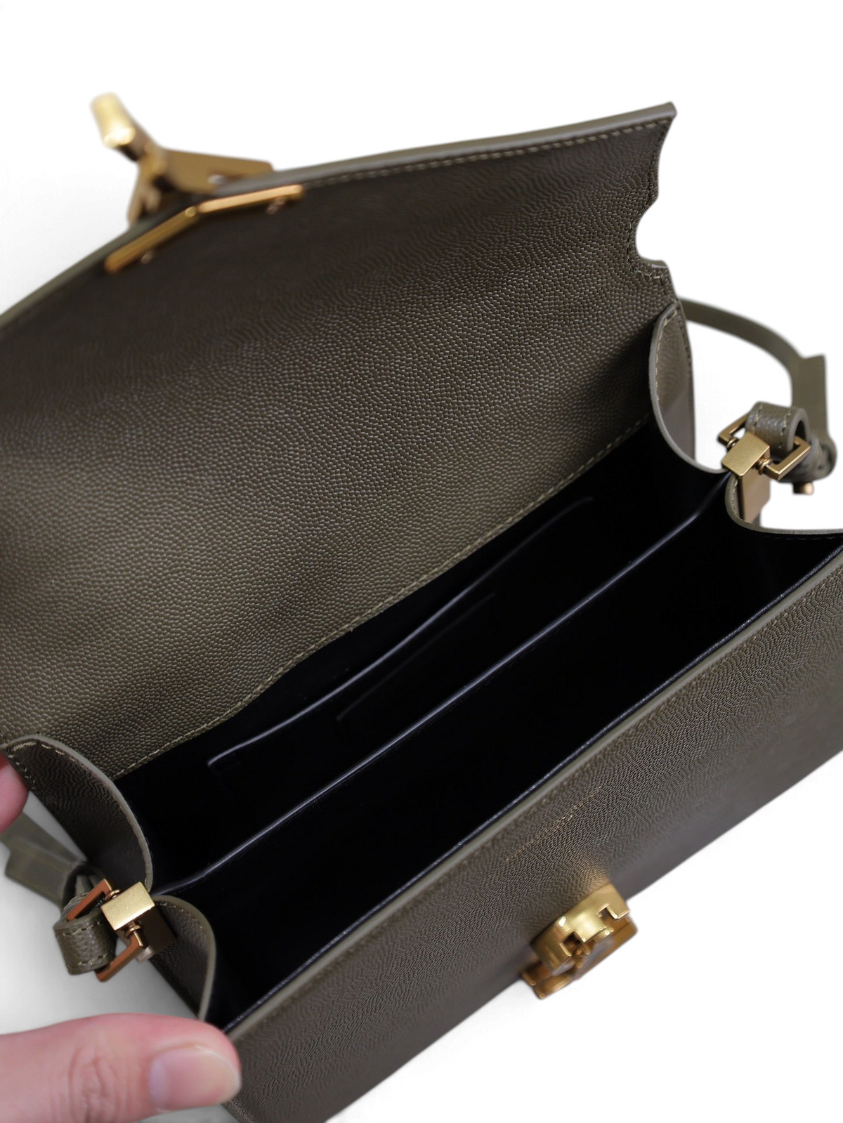 SWORD LUXURY Cassandra mini çanta, zeytin yeşili taneli dana derisi, altın tonlu donanım ve iç bölmeli açık kapak görünümü.