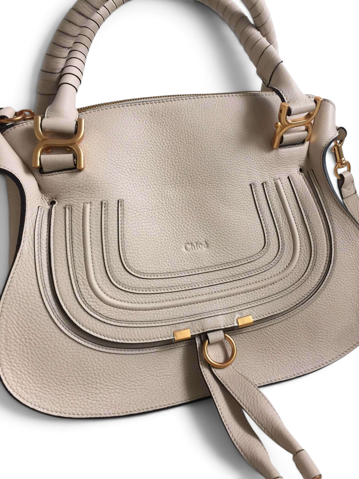 SWORD LUXURY Chloé Marcie bej renkli, kavisli dikiş detaylı ve altın tonlu metal aksesuarlı deri çanta.