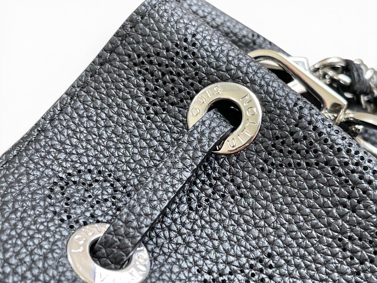 SWORD LUXURY Bella çanta, gümüş tonlu metal halka detaylı siyah Monogram Empreinte deri dokusu.