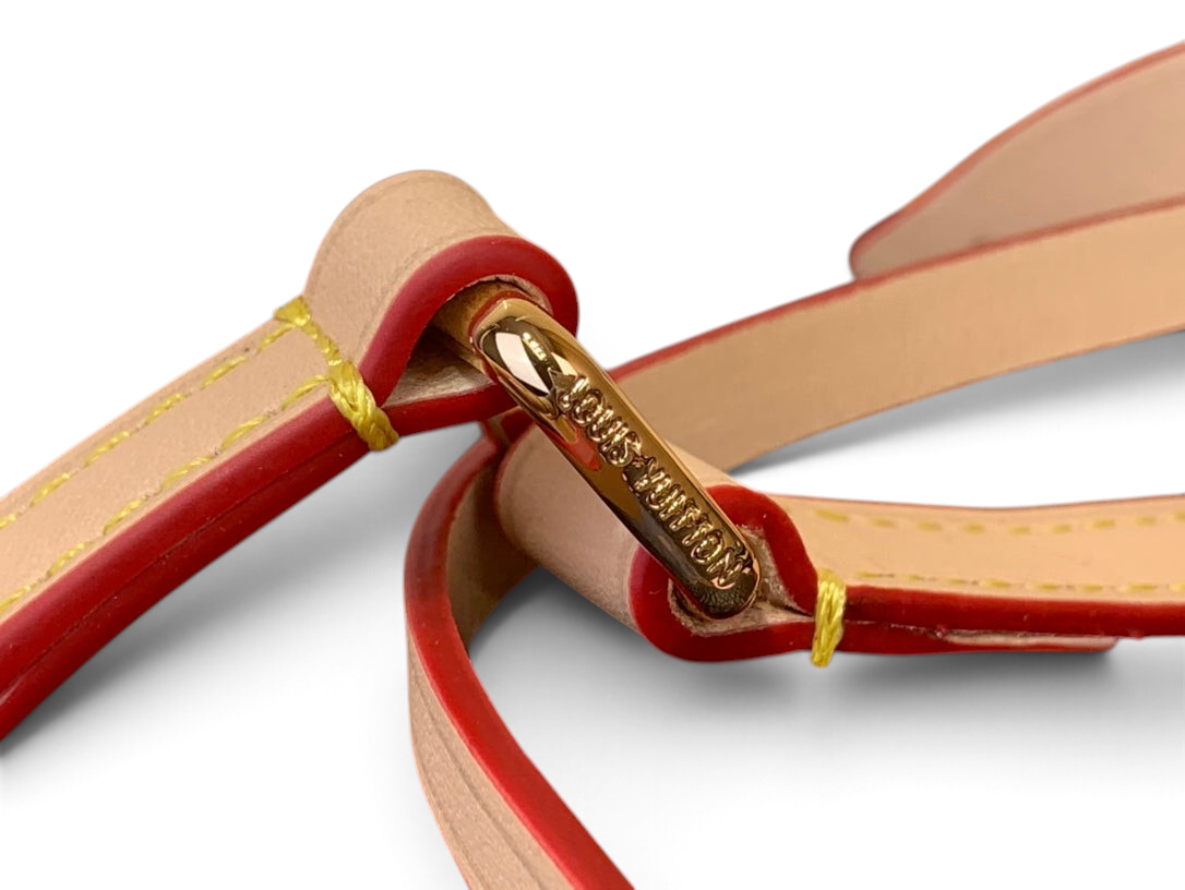 SWORD LUXURY Louis Vuitton x Murakami Papillon çanta detayında altın tonlu donanım ve Monogram kanvas üzerindeki dikişler