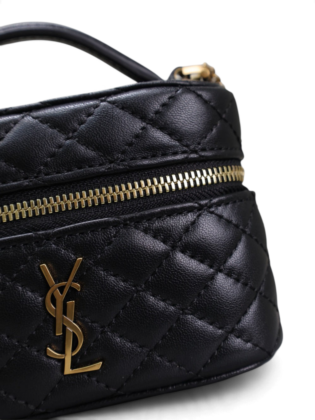SWORD LUXURY siyah kapitone deri vanity çanta, altın renkli YSL logo ve fermuar detaylı, yakın çekim.