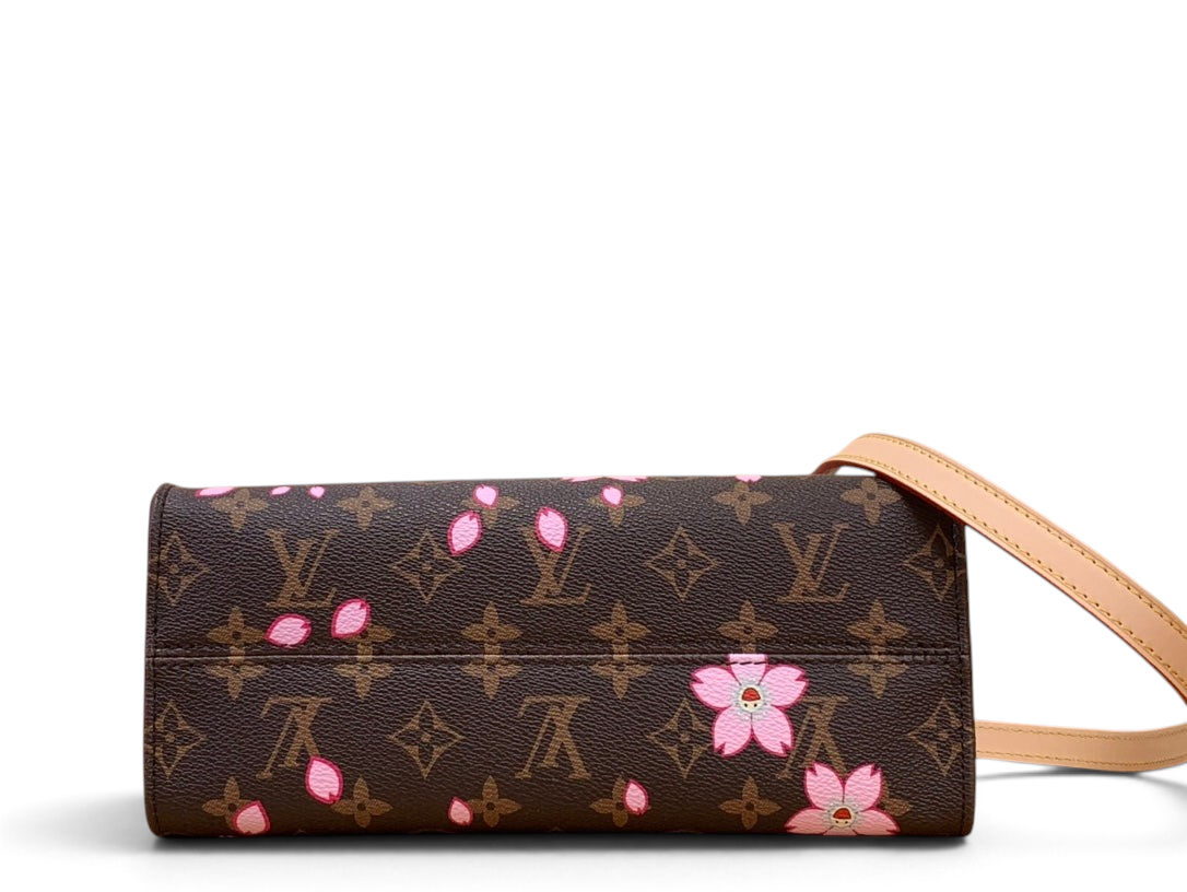 SWORD LUXURY Louis Vuitton x Murakami OnTheGo PM çanta, ikonik monogram kanvas ve pembe kiraz çiçeği desenli tasarım.