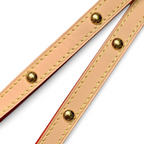 SWORD LUXURY Monogram Denim OnTheGo MM çanta için doğal sığır derisi saplar ve altın tonlu metal perçin detayları.