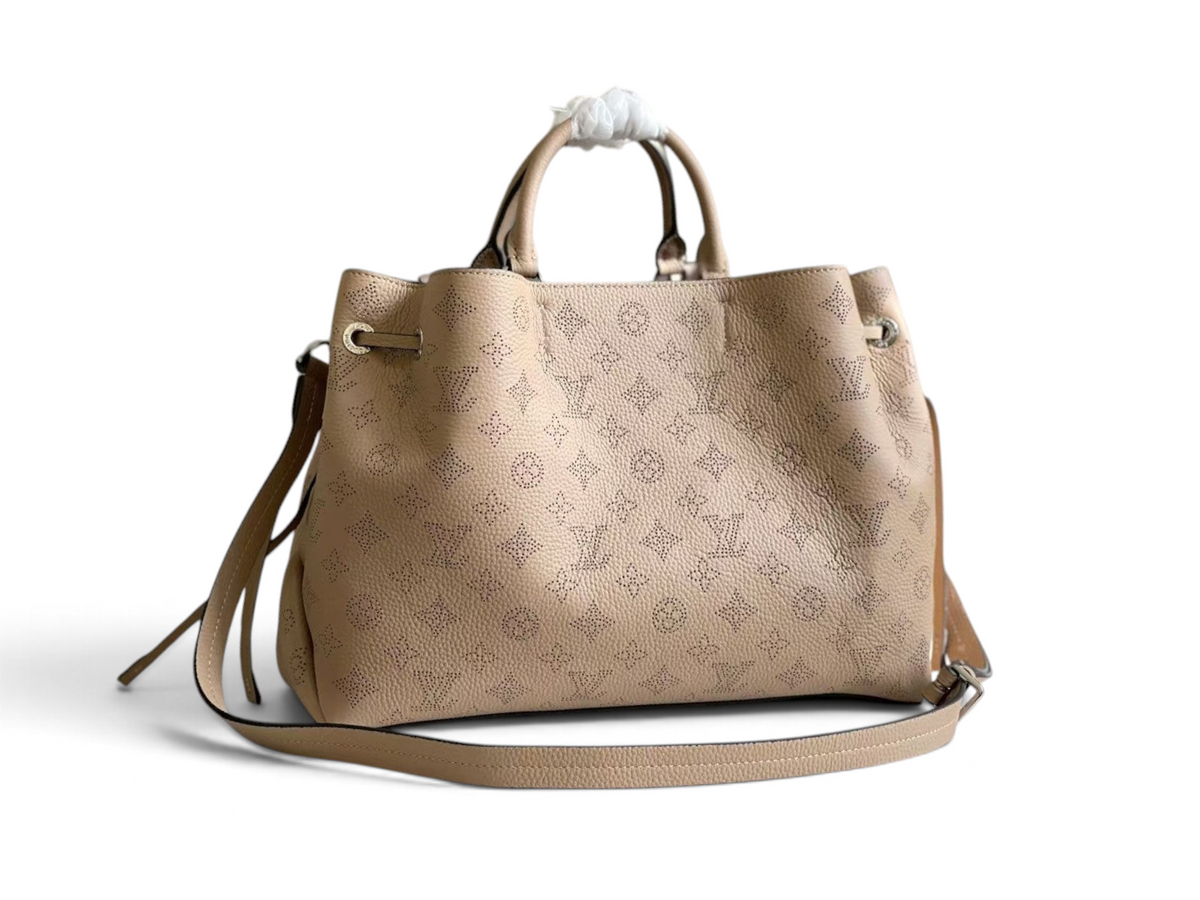 SWORD LUXURY Bella tote çanta, krem rengi Monogram Empreinte deri, delikli desen ve gümüş tonlu zincir detaylı.