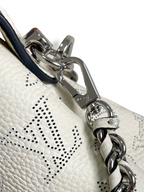 SWORD LUXURY Hand It All MM çanta, galet rengi delikli Mahina deri ve gümüş tonlu zincir detayı ile yakın çekim.