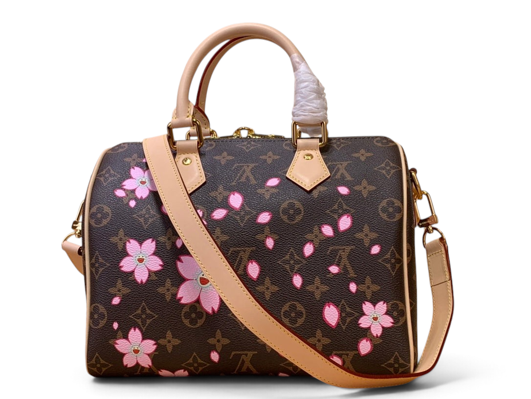 SWORD LUXURY Louis Vuitton x Takashi Murakami Speedy 25 çanta, pembe kiraz çiçeği desenli ikonik monogram kanvas.