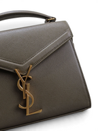 SWORD LUXURY Cassandra mini çanta, zeytin yeşili taneli dana derisi, altın rengi YSL monogram detaylı ve zarif saplı.