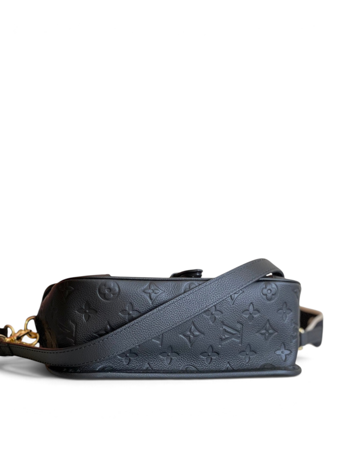 SWORD LUXURY siyah Monogram Empreinte deri Diane çanta, yan görünüm, altın tonlu donanım ve geniş omuz askısı detaylı.