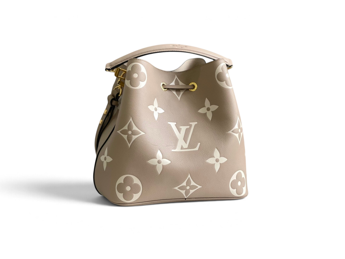 SWORD LUXURY NeoNoé bucket çanta, taupe-bej renkli, dev monogram desenli ve altın tonlu metal detaylı deri tasarım.