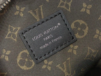 SWORD LUXURY Louis Vuitton Biker Bag, iç kısımdaki ikonik monogram desenli kumaş ve deri marka etiketi detayı.