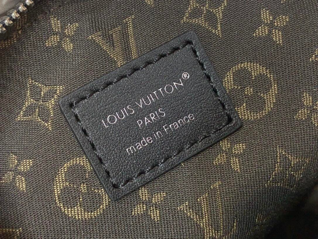 SWORD LUXURY Louis Vuitton Biker Bag, iç kısımdaki ikonik monogram desenli kumaş ve deri marka etiketi detayı.
