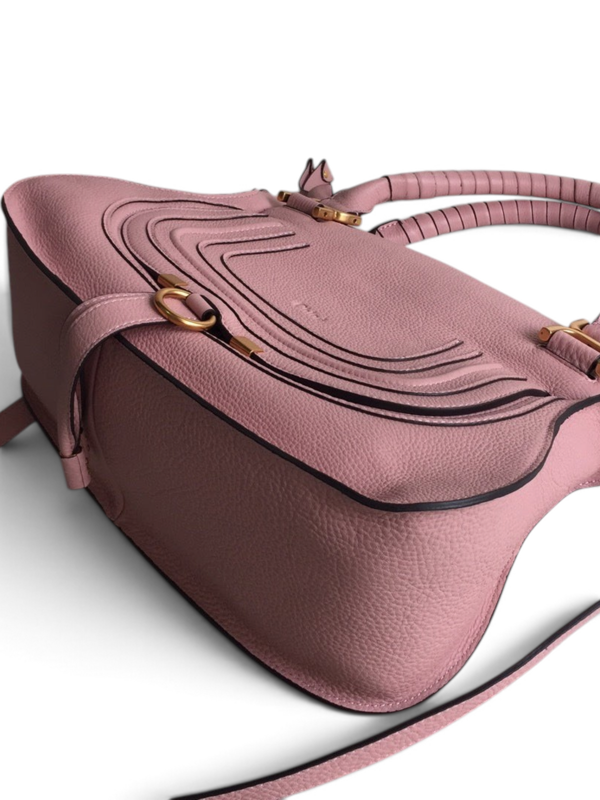 SWORD LUXURY Chloé Marcie pembe damarlı deri çanta, altın tonlu donanım ve ikonik kavisli dikiş detaylarına sahip.