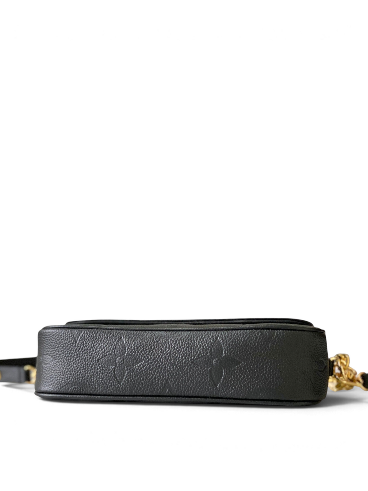SWORD LUXURY siyah Monogram Empreinte deri Ivy çanta, yan profilden kabartmalı LV monogram detayları ile.