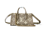 SWORD LUXURY Louis Vuitton OnTheGo East West çanta, bej renkli kabartmalı Monogram Empreinte deri ve altın zincir detaylı.