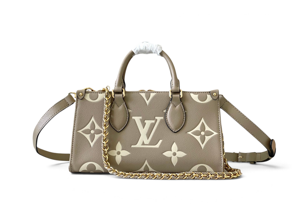 SWORD LUXURY Louis Vuitton OnTheGo East West çanta, bej renkli kabartmalı Monogram Empreinte deri ve altın zincir detaylı.