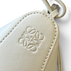 SWORD LUXURY Loewe Mini Hammock çanta üzerinde kabartmalı logo detayı ve kaliteli beyaz deri dokusu