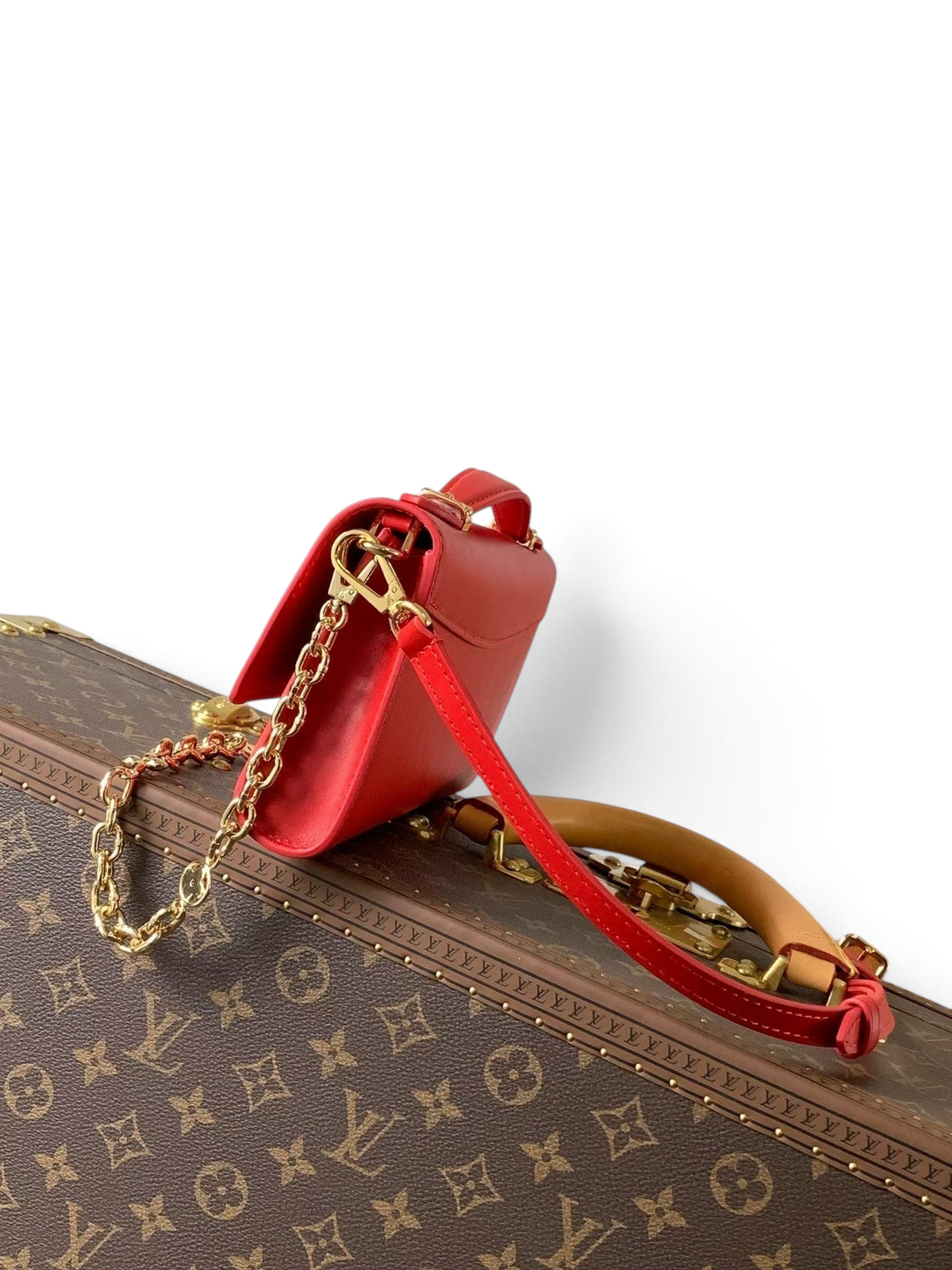 SWORD LUXURY kırmızı deri Capucines cüzdan çanta, altın zincir askılı ve şık tasarımlı, lüks kutusu ile.