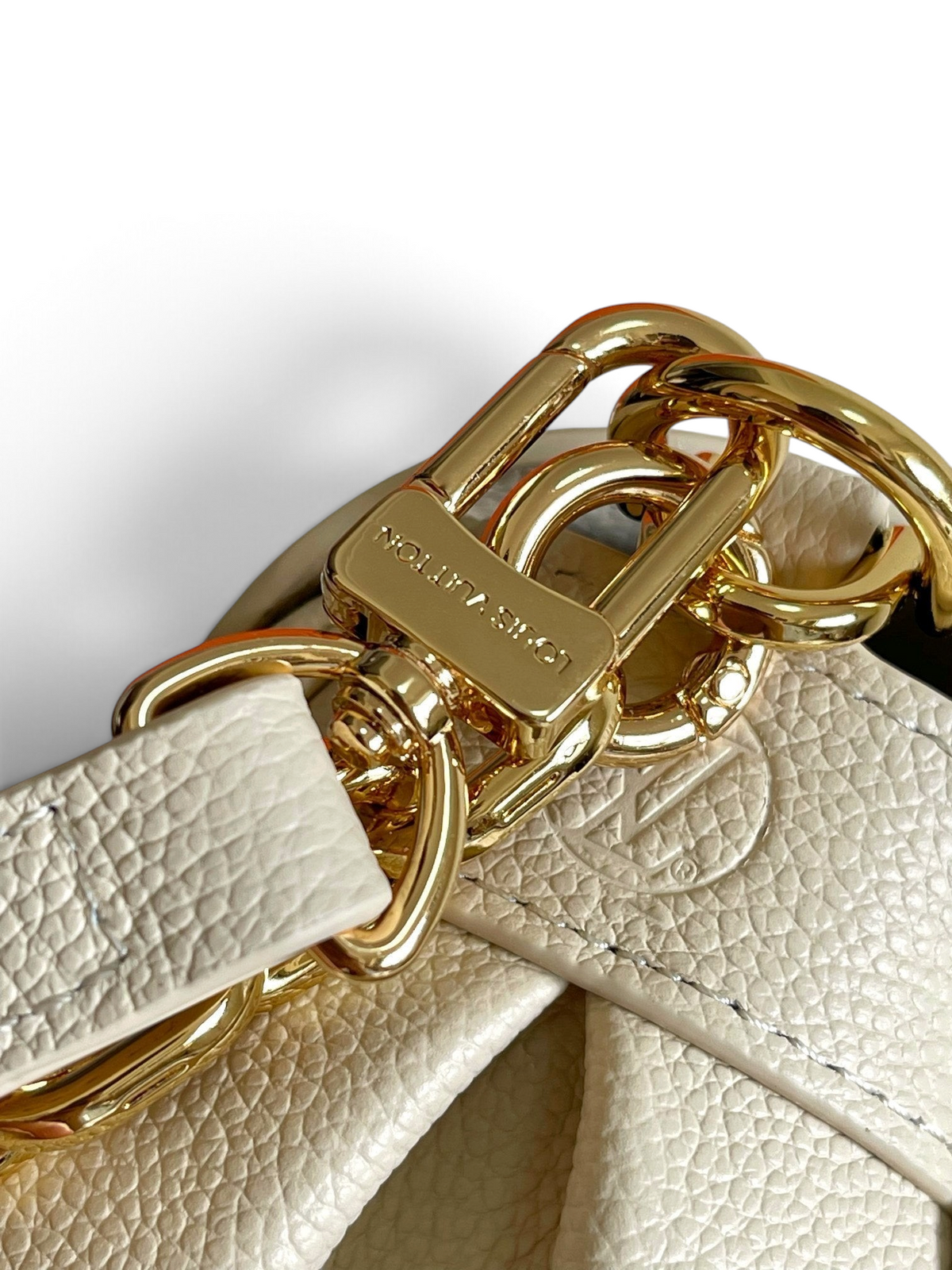 SWORD LUXURY Louis Vuitton Favorite çanta, bej renkli kabartmalı deri ve parlak altın rengi zincir detaylı.