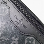 SWORD LUXURY Voyager Monogram Eclipse kanvas çanta üzerinde siyah deri detaylar ve kabartmalı Louis Vuitton logosu.